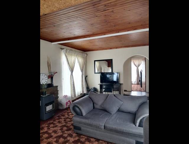 3 BEDROOM PROPERTY TO RENT IN BIRCH ACRES